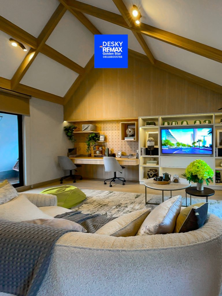 Spacious attic family room at Viola 8 Premium Home by Desky Property—bright, multifunctional space designed for modern living, perfect for family quality time, home office, or creative studio.