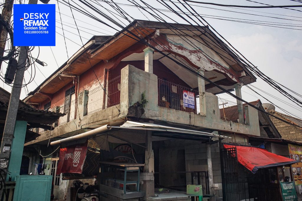 Tampak depan rumah dua lantai dengan kontrakan 8 pintu di Cililitan, Jakarta Timur