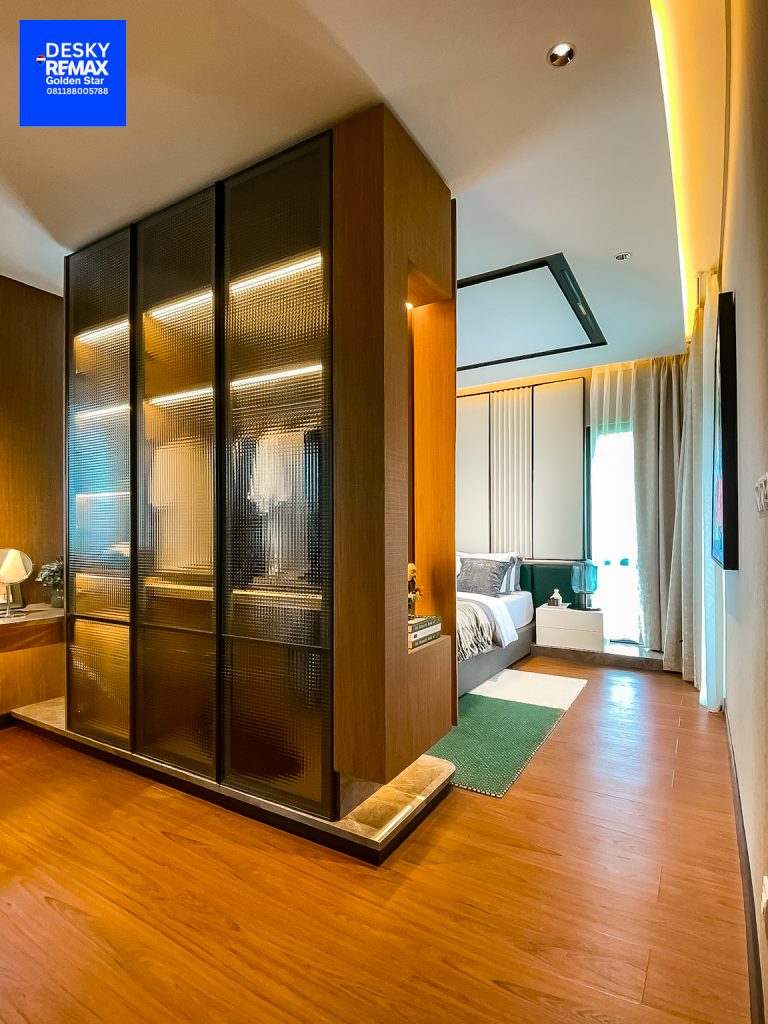 Ruang tidur elegan dengan desain modern tropis, pencahayaan natural yang lembut, furnitur minimalis berkelas, serta nuansa hangat yang menghadirkan kenyamanan maksimal – foto oleh Desky Property.