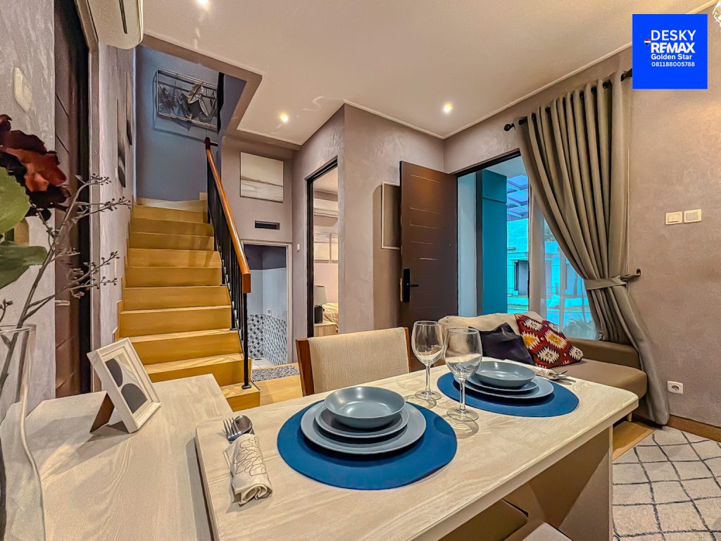 Ruang tamu modern minimalis di Cluster Albasia Phase 2, menampilkan desain elegan dengan pencahayaan alami, sofa nyaman, meja kayu sederhana, dan nuansa hangat yang cocok untuk keluarga millennial