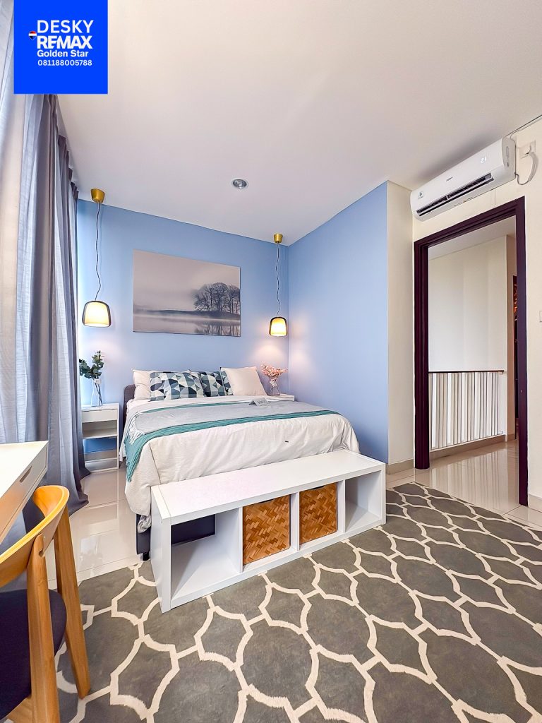 Ruang kamar tidur elegan di The Essence @Yarra, Jakarta Garden City – desain minimalis modern dengan pencahayaan alami, furnitur premium, dan suasana nyaman untuk keluarga.