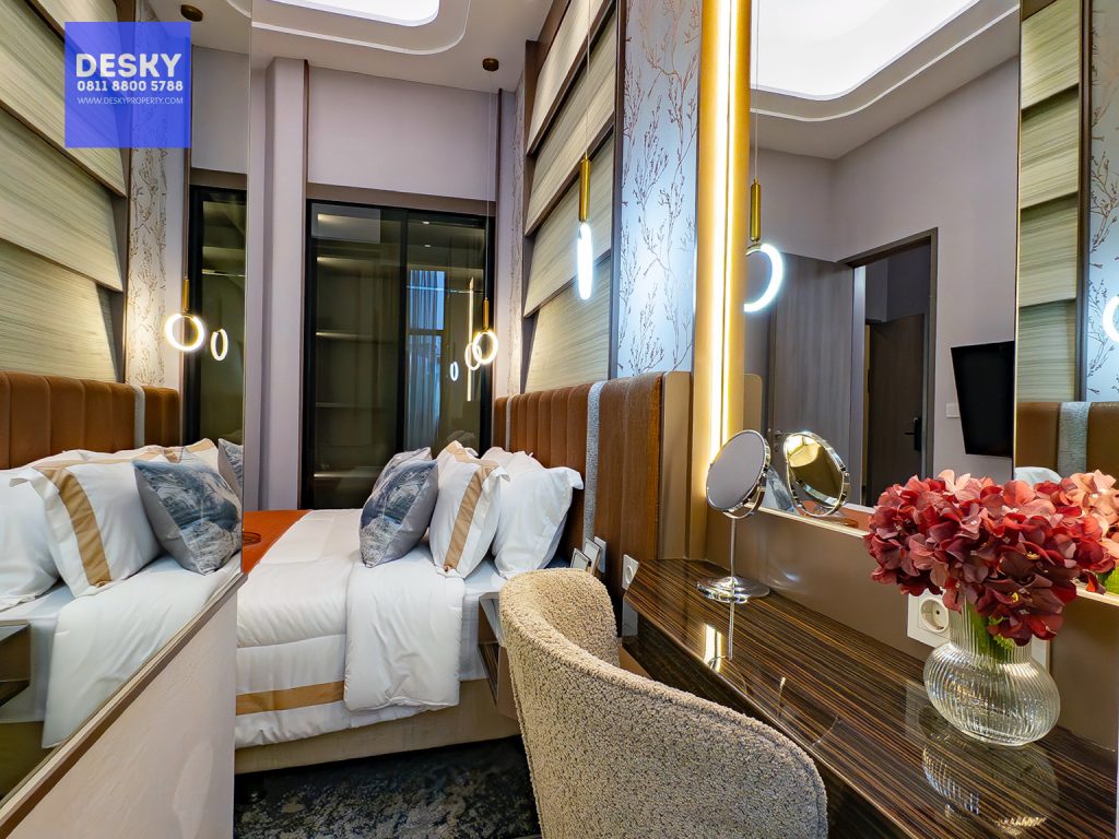 Kamar tidur elegan bergaya modern dengan pencahayaan lembut, interior bernuansa netral, dan sentuhan mewah khas hunian premium. Foto menampilkan suasana tenang dan berkelas, diambil oleh Desky Property untuk memperlihatkan kenyamanan dan kemewahan ruang tidur di apartemen Pakuwon.