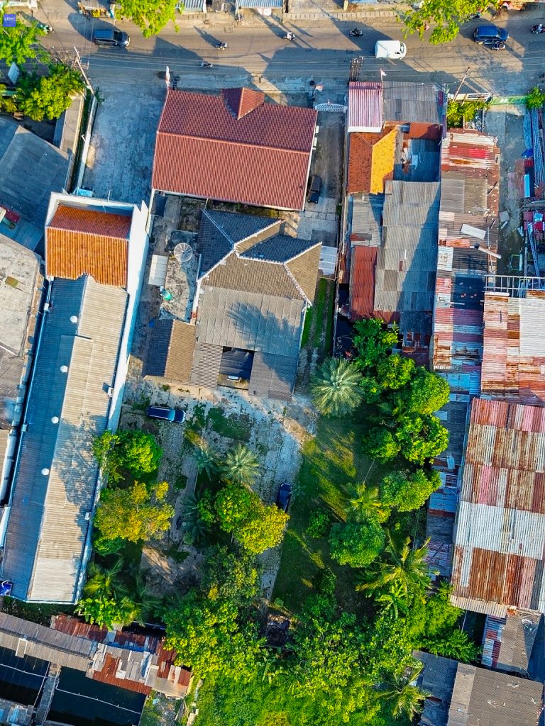 Foto aerial dari Desky Property menunjukkan validasi visual lokasi investasi properti di Bekasi Utara; terlihat jelas batas lahan, aksesibilitas jalan premium, dan area sekitar yang sedang berkembang pesat, mendukung klaim sebagai Titik Emas investasi.